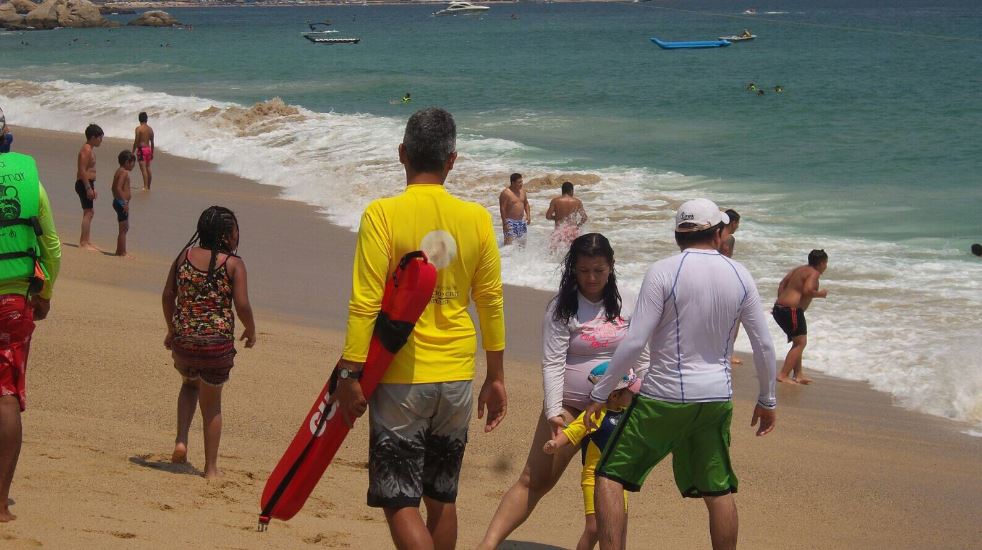 Turistas aprovechan últimos días de vacaciones en playas de ... - Noticieros Televisa