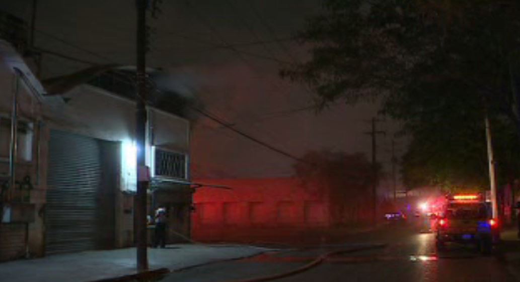 Investigan incendio en bodega de Monterrey - Noticieros Televisa