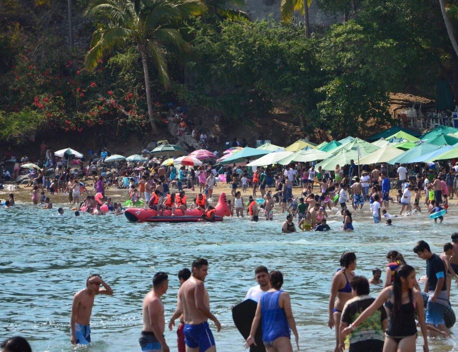 Turistas aprovechan último día de vacaciones en playas de Colima ... - Noticieros Televisa
