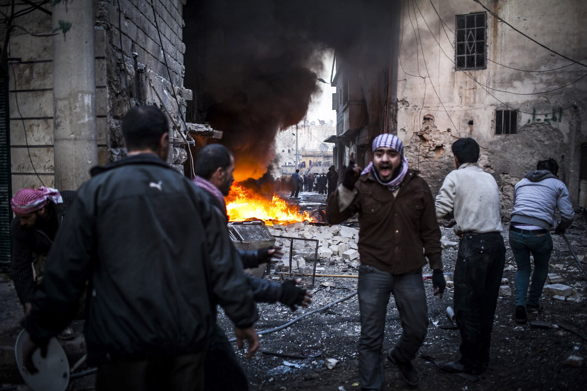 Un hombre grita después de que un misil impacta en un edificio en la ciudad de Aleppo en Siria.