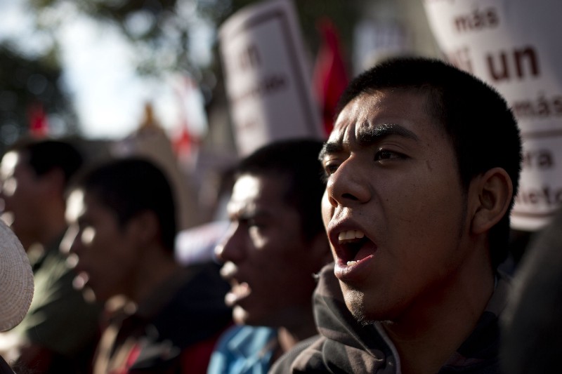 Alumnos del primer año de la Escuela Normal de Ayotzinapa protestan tras la desaparición de los 43 estudiantes.