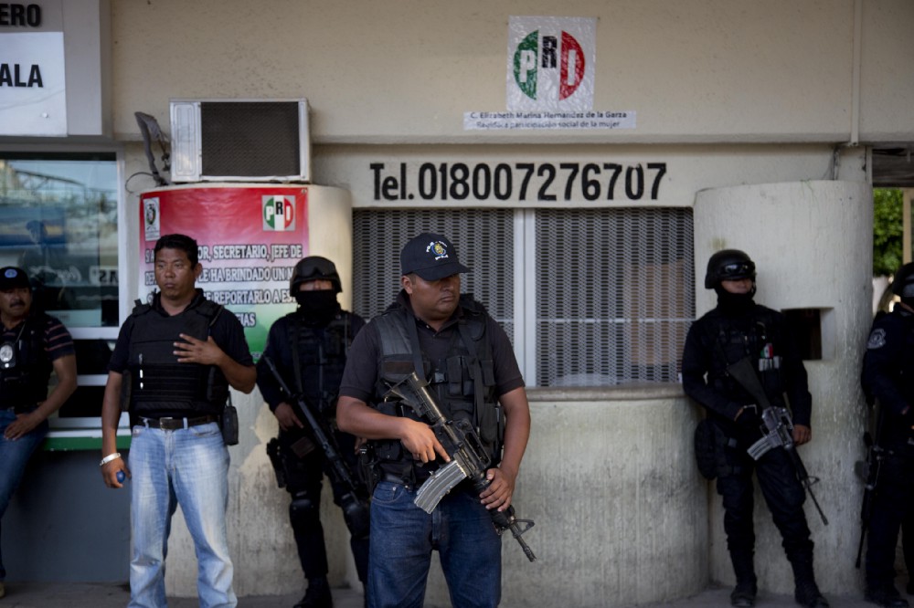 Autoridades municipales en Iguala, Guerrero, custodian en día de elecciones.
