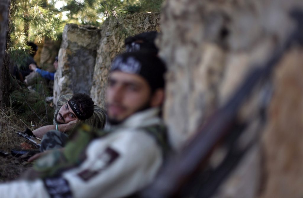 Soldados rebeldes sirios descansan.