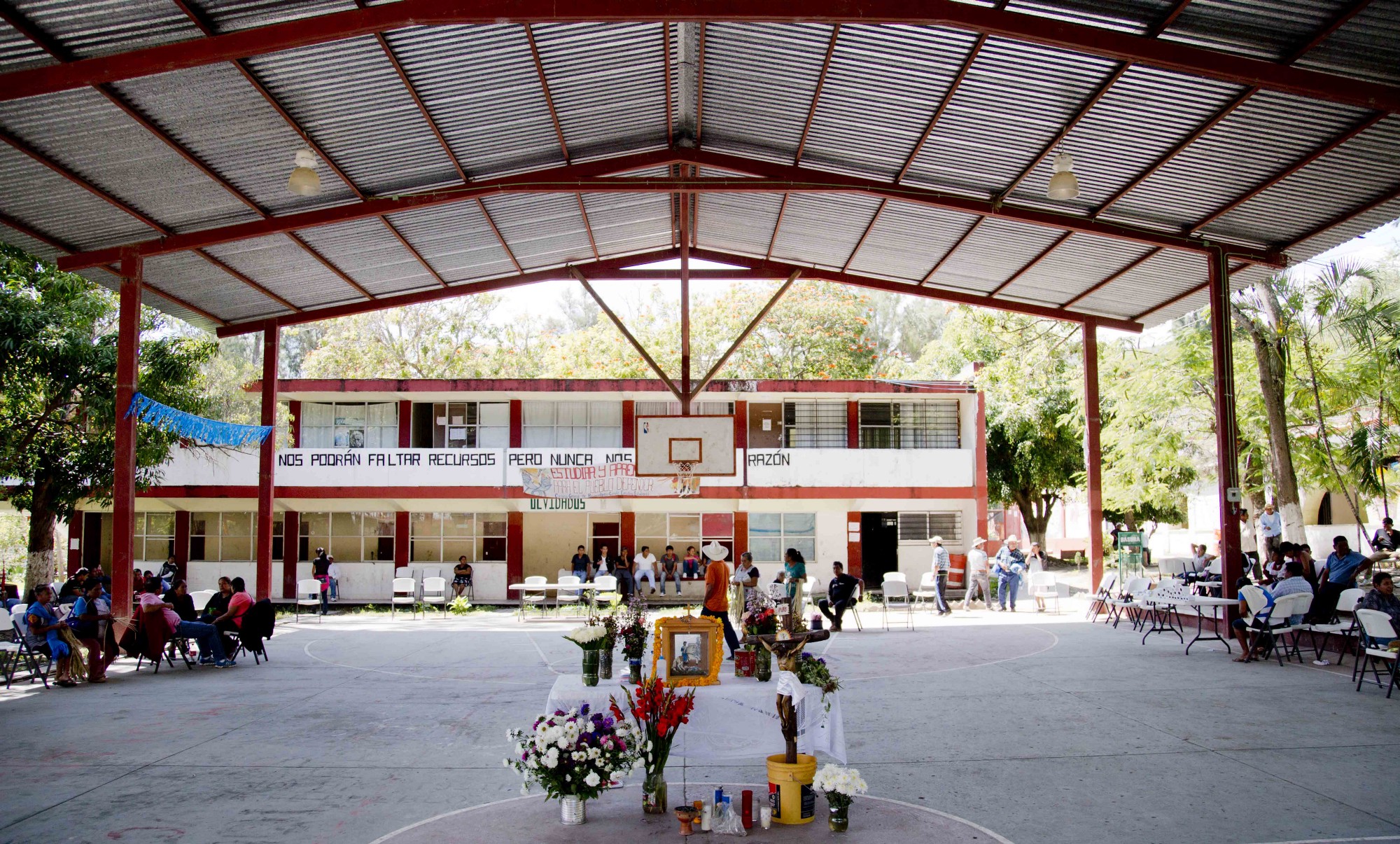 Parientes de los desaparecidos de Ayotzinapa se reúnen en la Escuela Normal Rural Isidro Burgos.