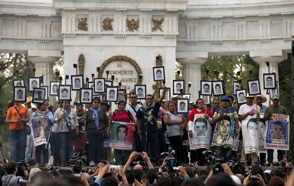 Familiares de desaparecidos de Ayotzinapa protestan en la Ciudad de México.