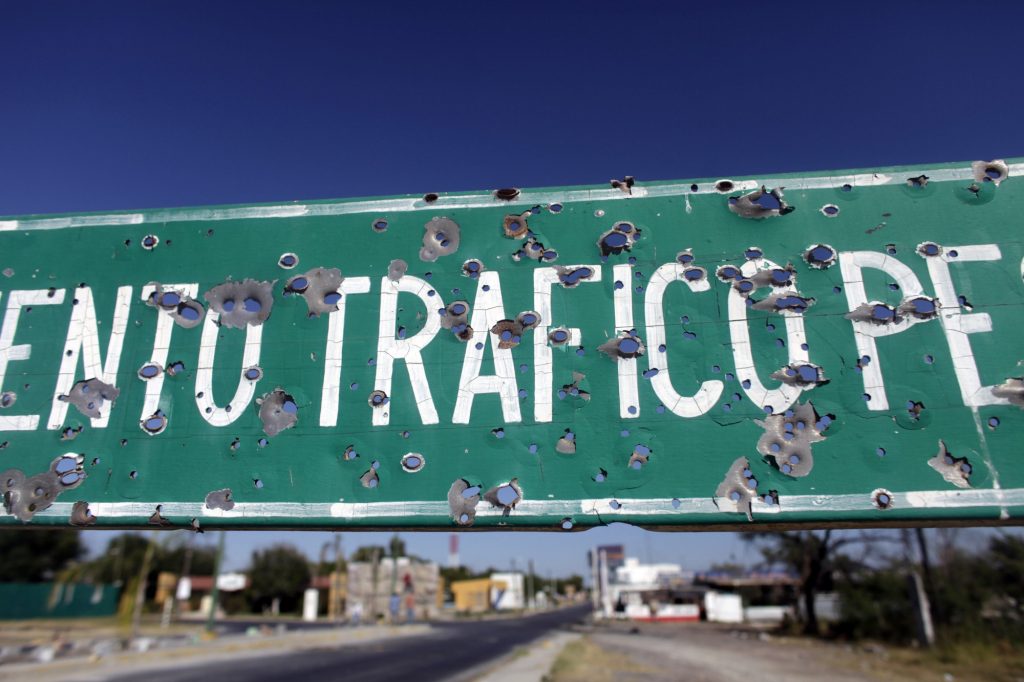 Una señalización de tránsito destruida por balas en Ciudad Mier, Tamaulipas.