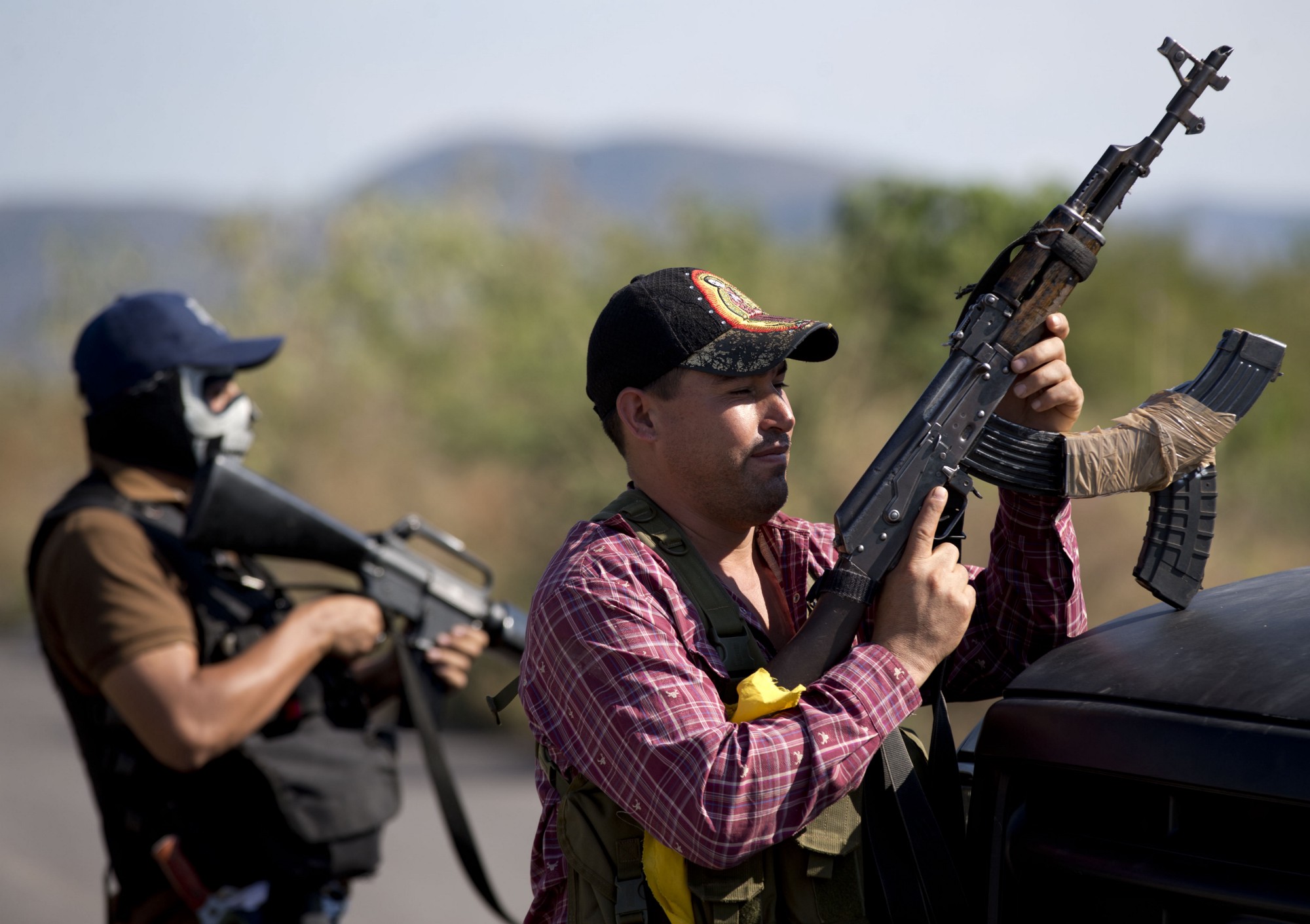 Miembros de las Autodefensas de Michoacán hacen guardia en un punto de control.