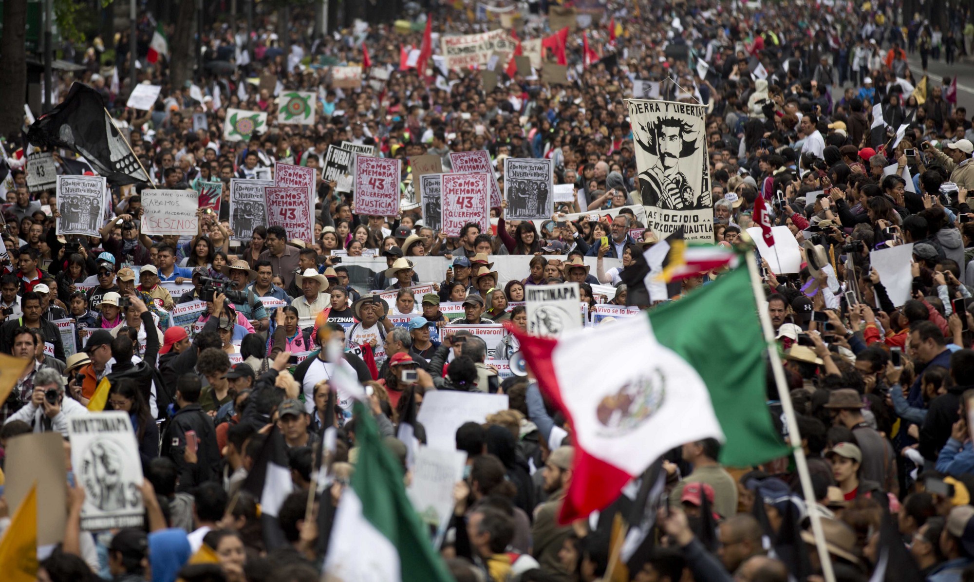 Protesta en Paseo de la Reforma, Ciudad de México tras un año de la desaparición de los 43 estudiantes de Ayotzinapa.