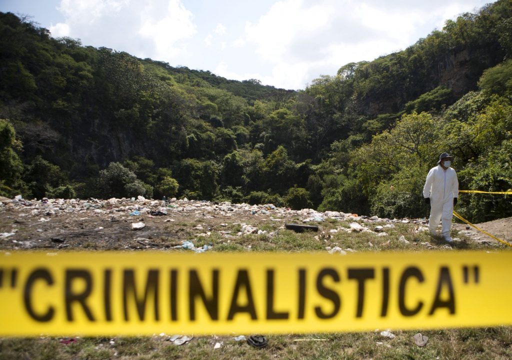 Un examinador forense camina en el basurero de Cocula para investigar sobre los presuntos restos de los 43 desaparecidos.