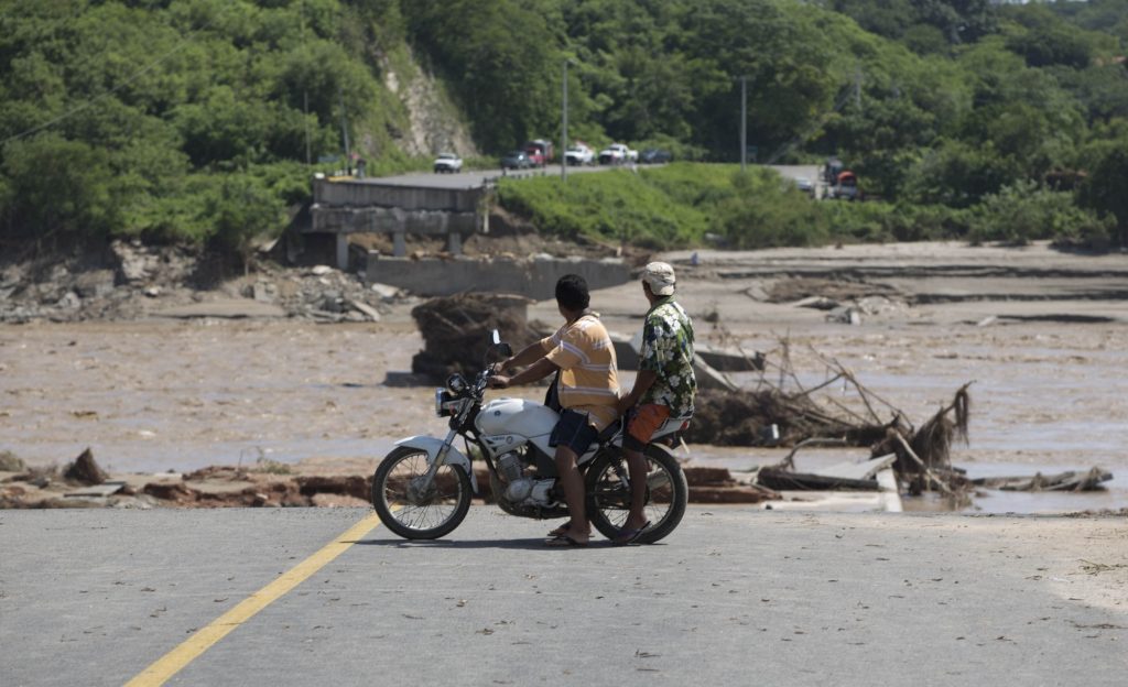 Durante el huracán Manuel, se colapso el puente del río Papagayos.