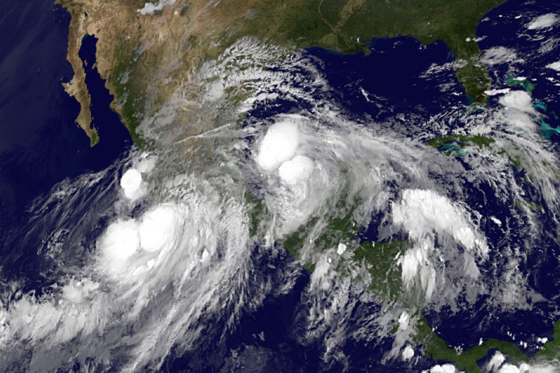 En esta imagen de NOAA, aparece en el Golfo de Mexico el huracán Ingrid. Del lado del Pacífico vemos el huracán Manuel.