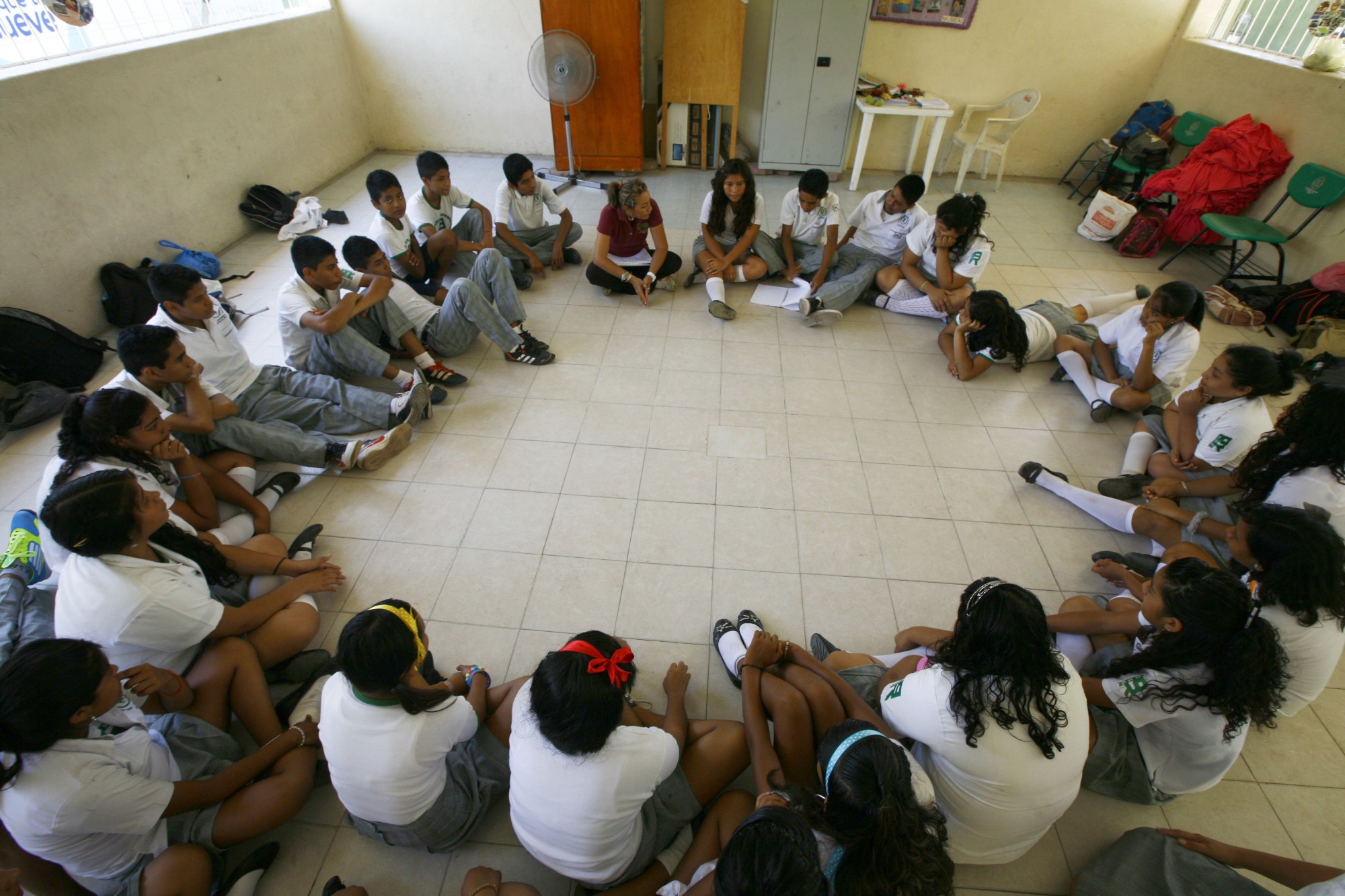 Estudiantes de una primaria en Acapulco se sientan en círculo para una clase.