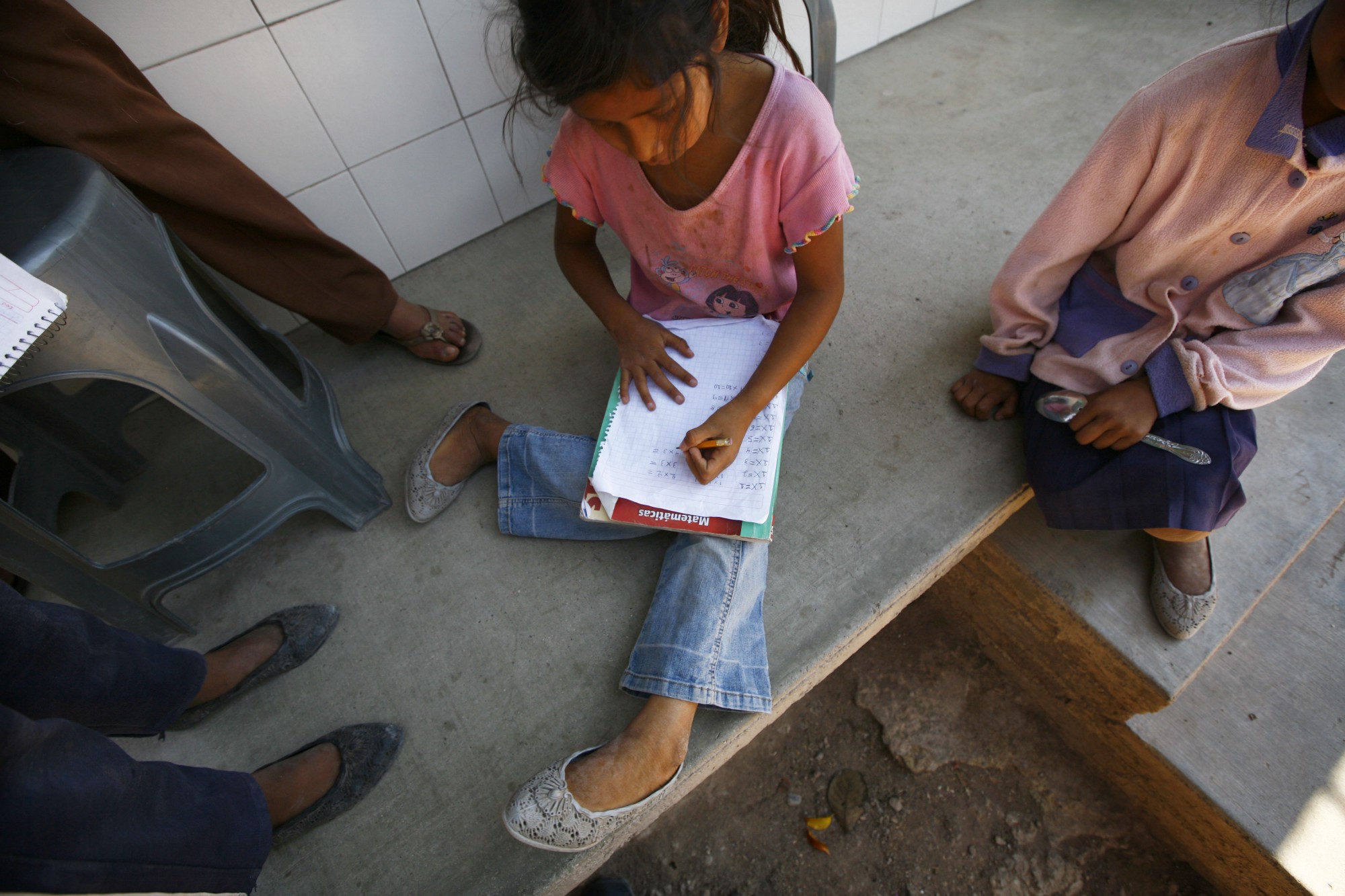 Una niña trabaja en sus tablas de multiplicar en el Estado de Guerrero.