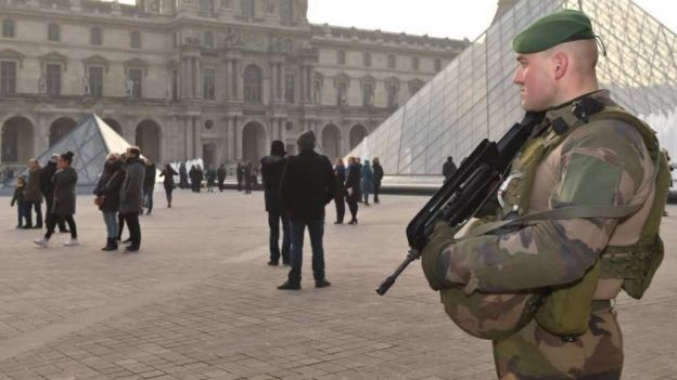 Francia moviliza para festejos de Año Nuevo a 96 mil policías y militares