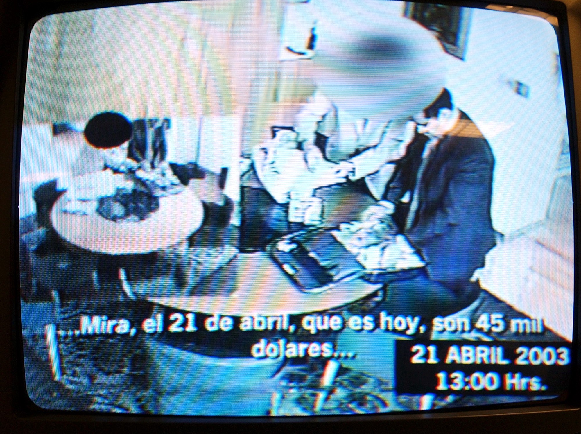 Imagen del video donde René Bejarano recibe dinero en un acto de corrupción grabado.
