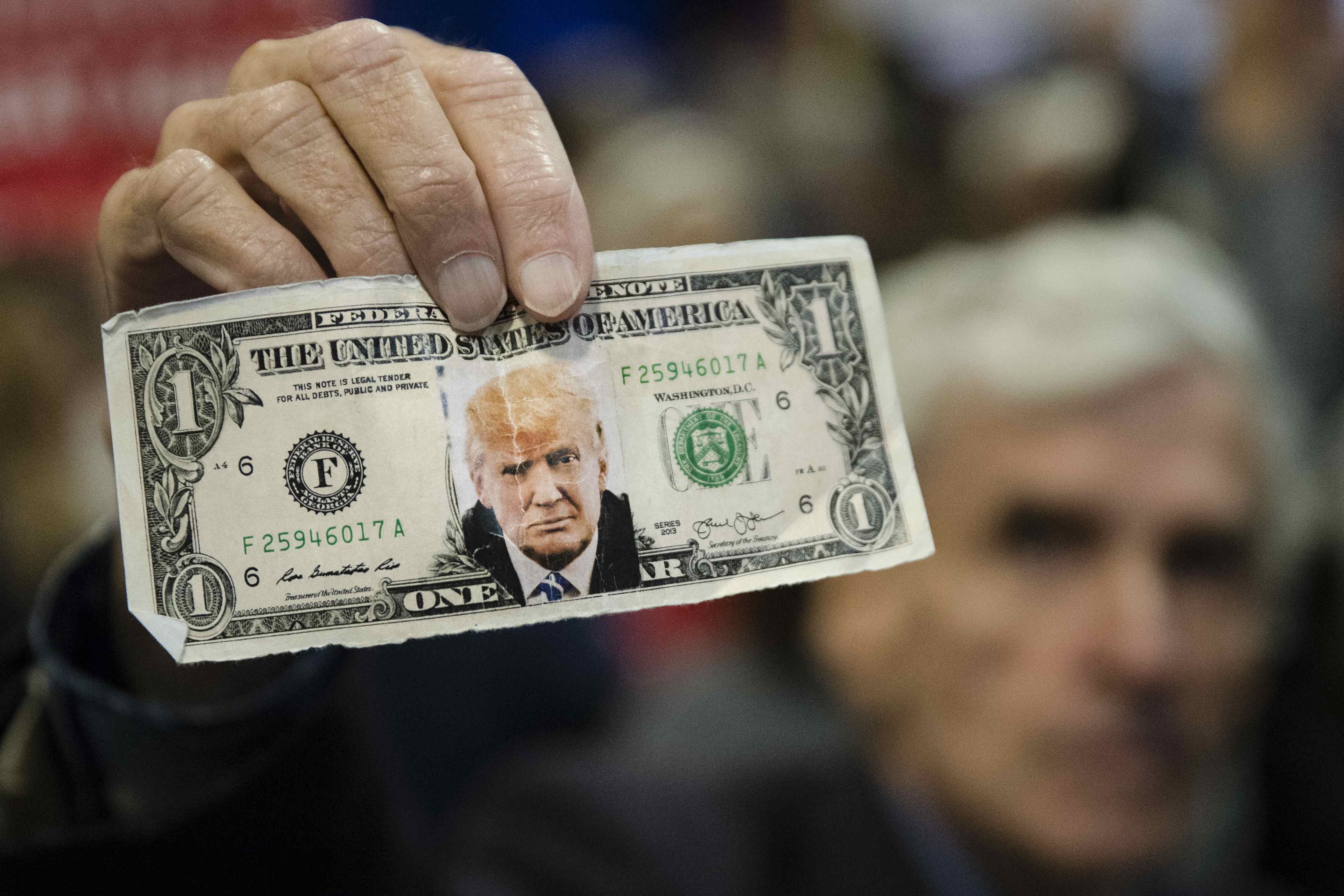 Billete de un dólar con una imagen del candidato republicano a la presidencia Donald Trump (AP)