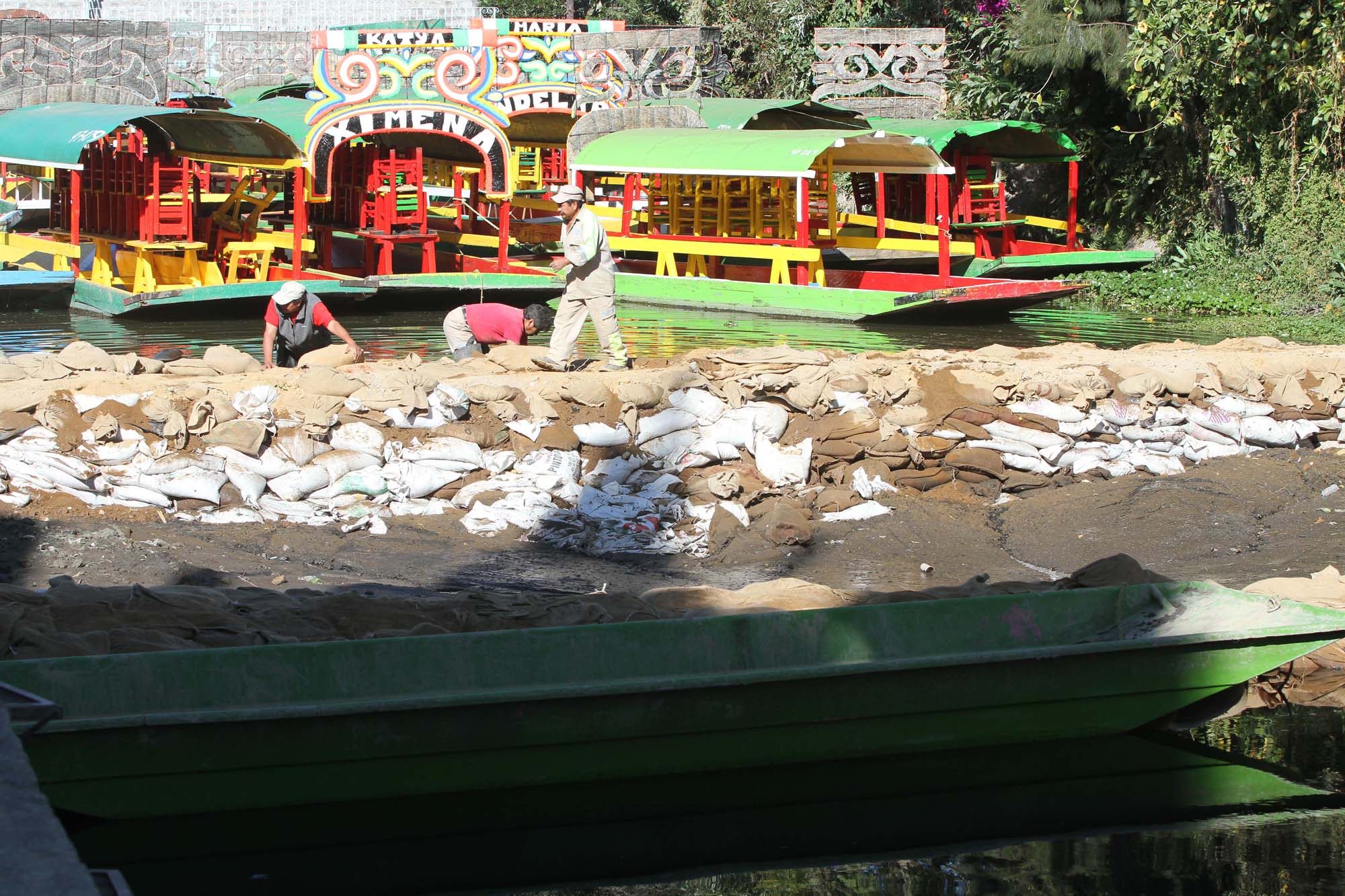 La fisura provocó la fuga de 10 millones de litros de agua del canal en el embarcadero de Zacapa-Xochimilco. (Notimex, archivo)