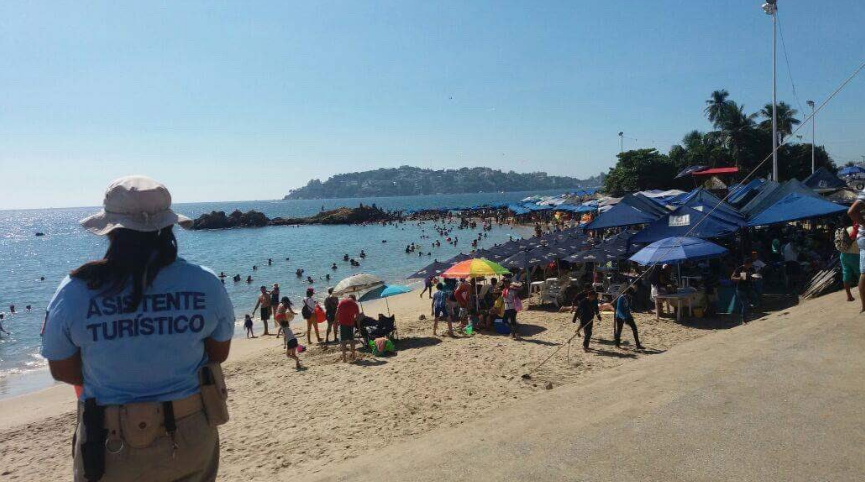 Turistas nacionales y extranjeros, acudieron a las playas para recargar energías y continuar disfrutando de las vacaciones en Acapulco, Guerrero