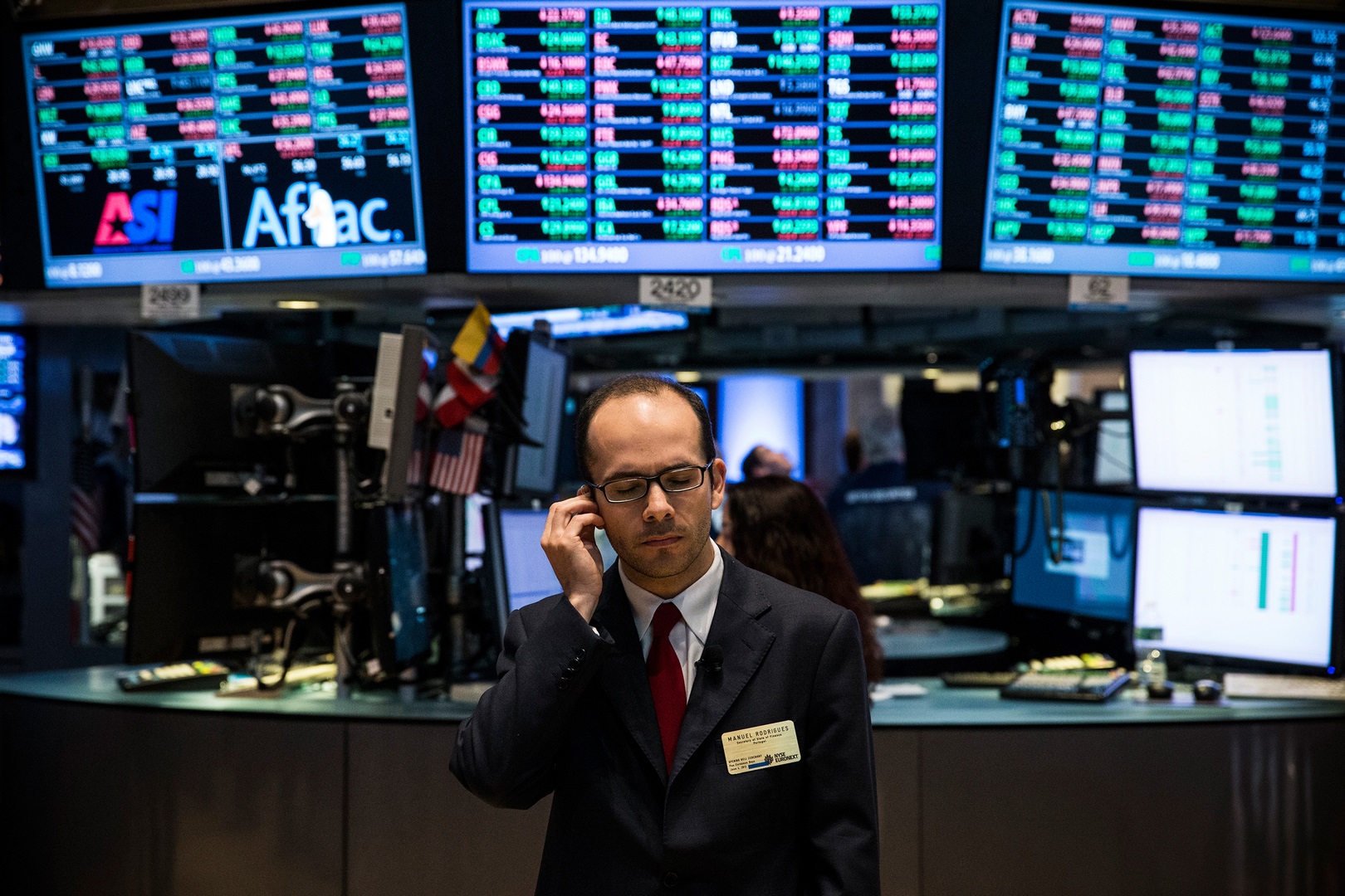 Operador del mercado bursátil europeo durante el cierre de sesión (Getty Images)