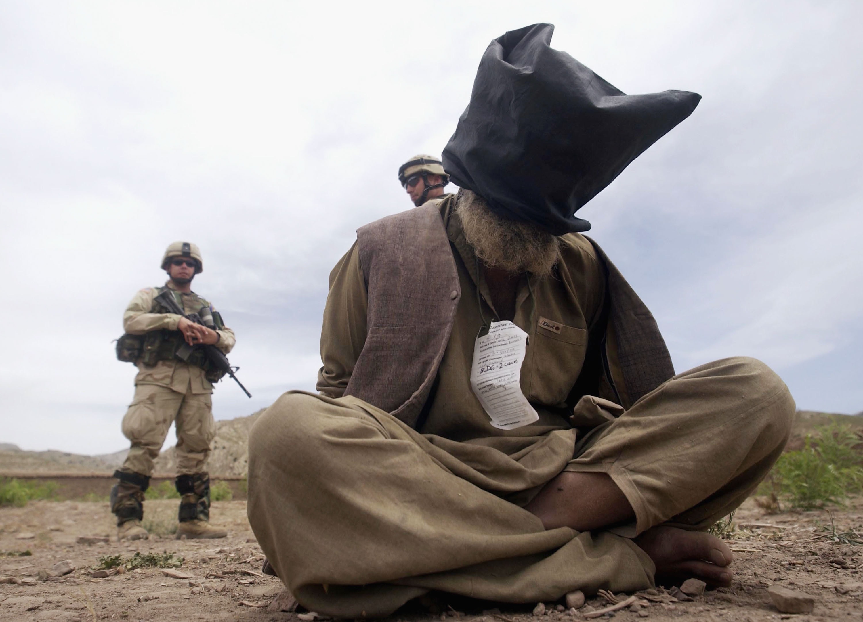 Soldado de EEUU vigilando a prisionero talibán en Afganistán.