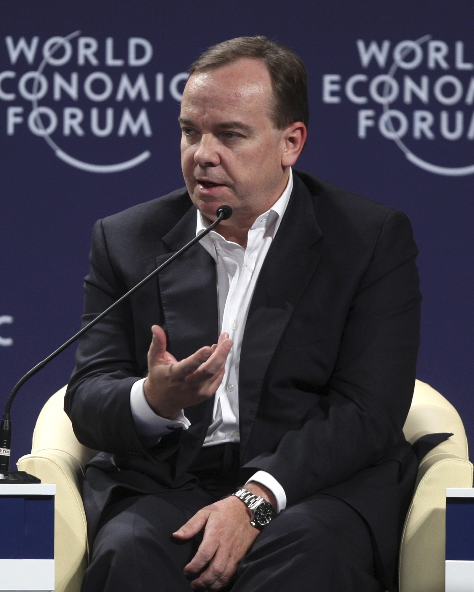El presidente ejecutivo del Grupo HSBC, Stuart Gulliver, habla durante una sesión en el Foro Económico Mundial en 2011 (AP)