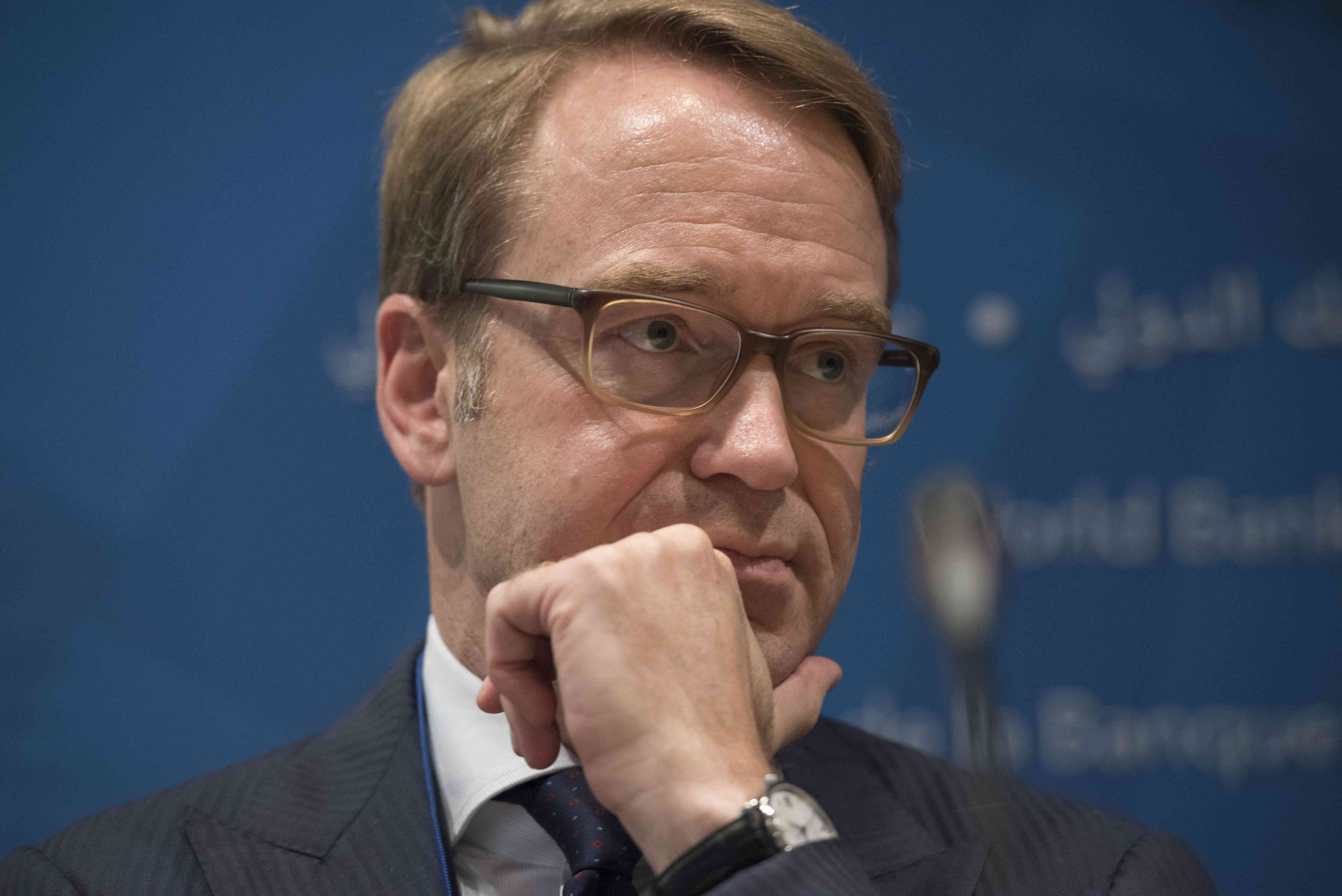 El presidente del Bundesbank, Jens Weidmann, escucha en una rueda de prensa durante una reunión en Washington (AP)
