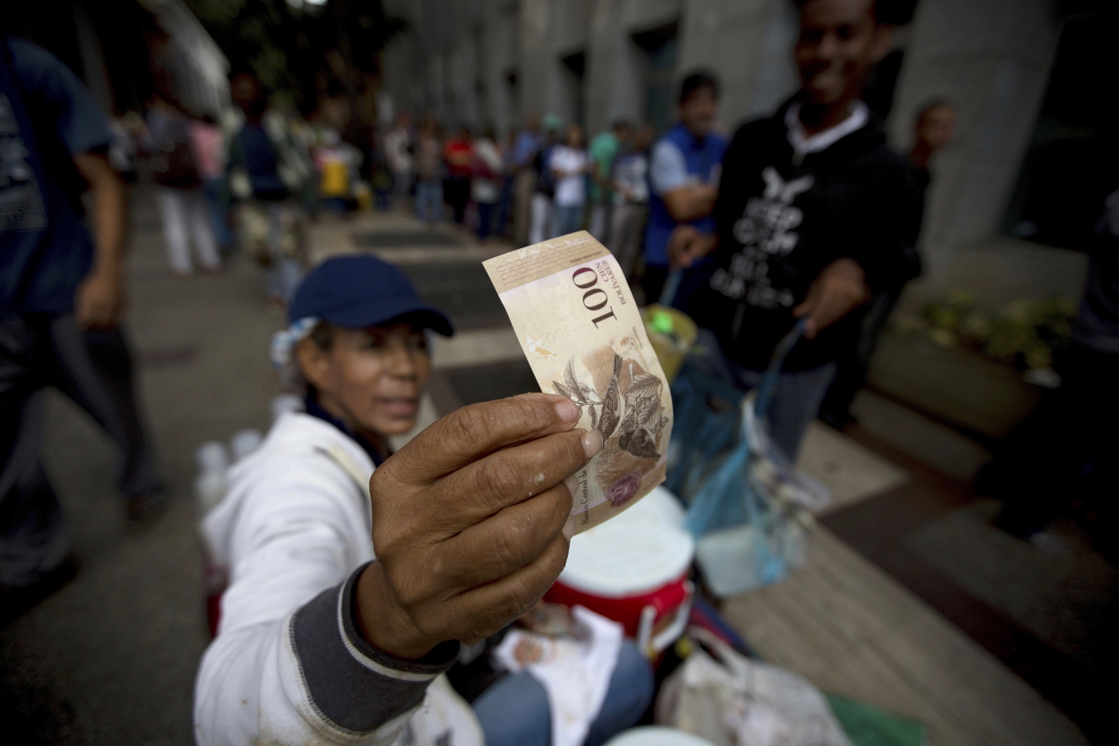Billete venezolano de 100 bolívares (AP)