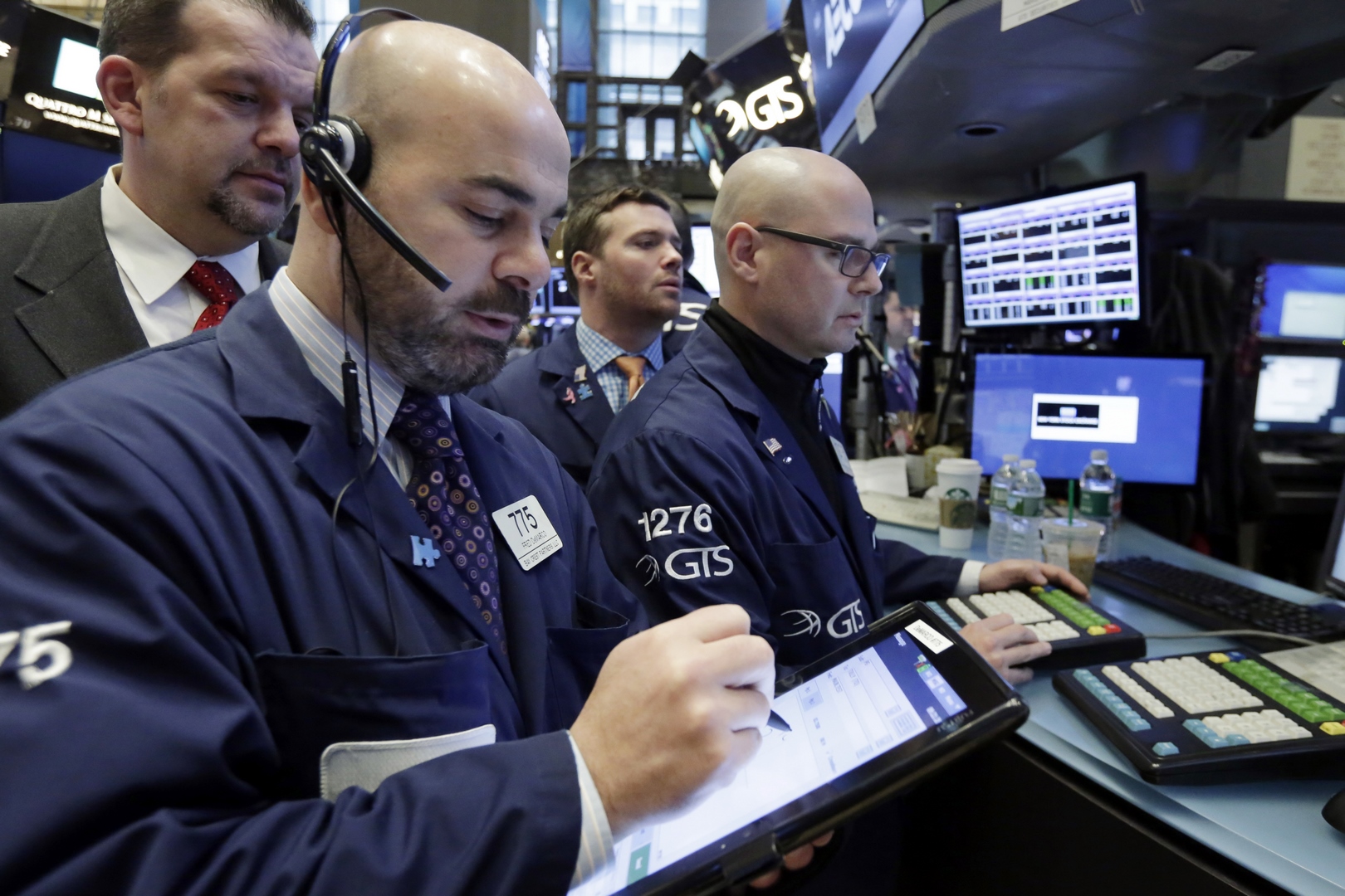 Operadores trabajan en el piso de valores de la Bolsa de Nueva York (AP)