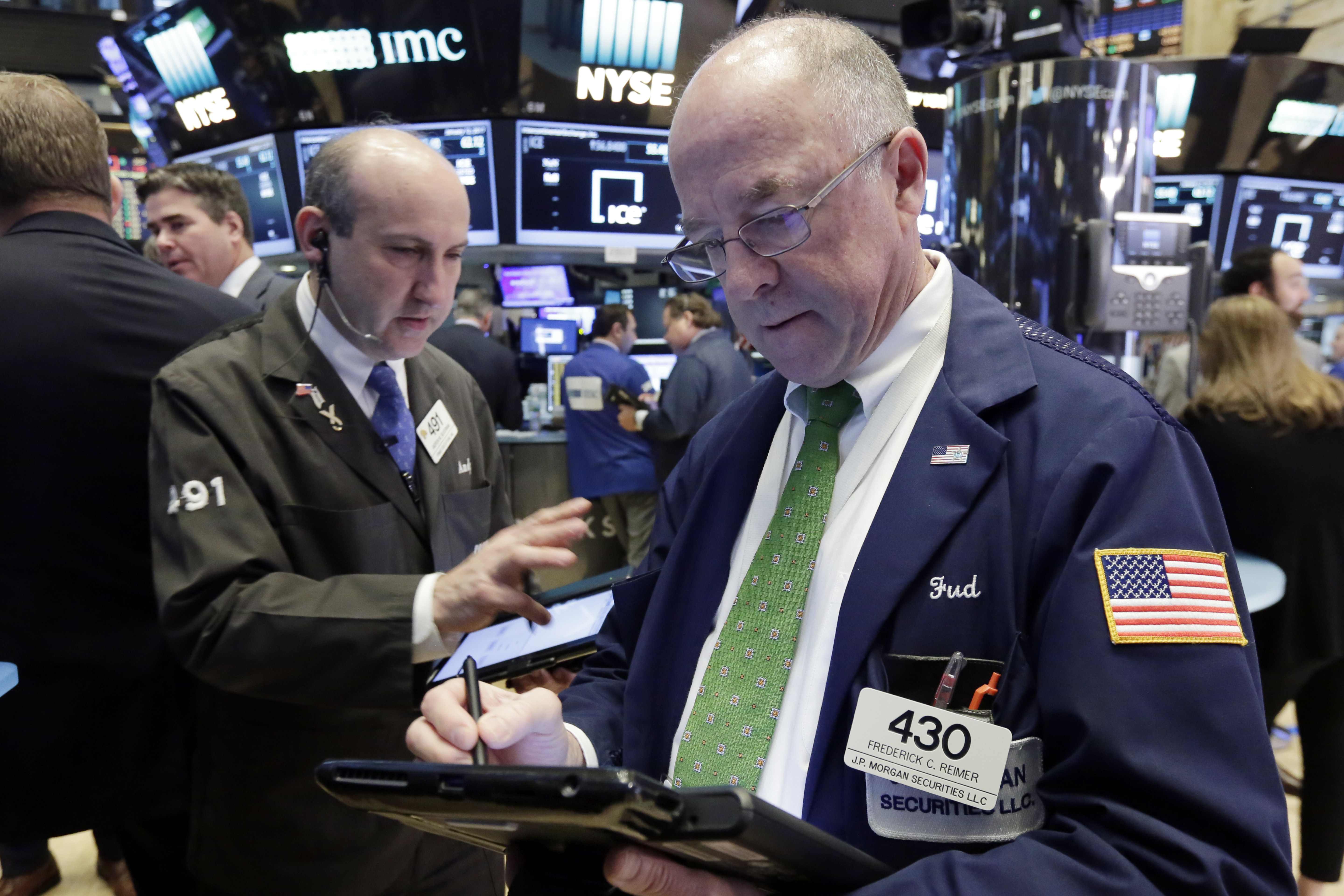 Operadores de la Bolsa de Nueva York en la apertura de la sesión bursátil (AP)