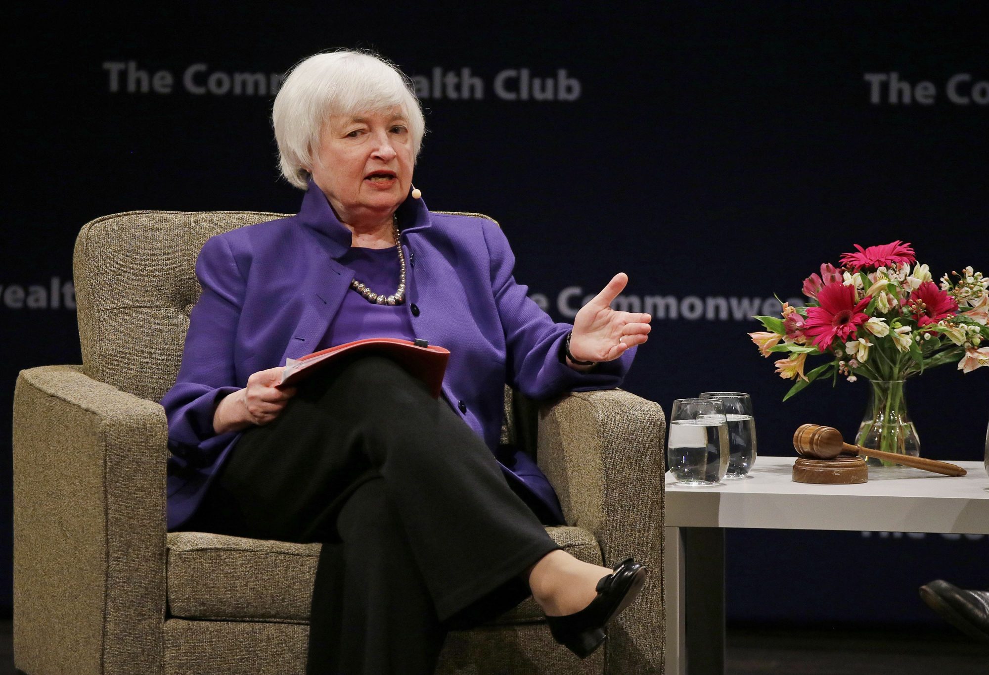 La jefa de la Reserva de Federal, Janet Yellen, responde preguntas durante una reunión del Club Commonwealth en San Francisco (AP)
