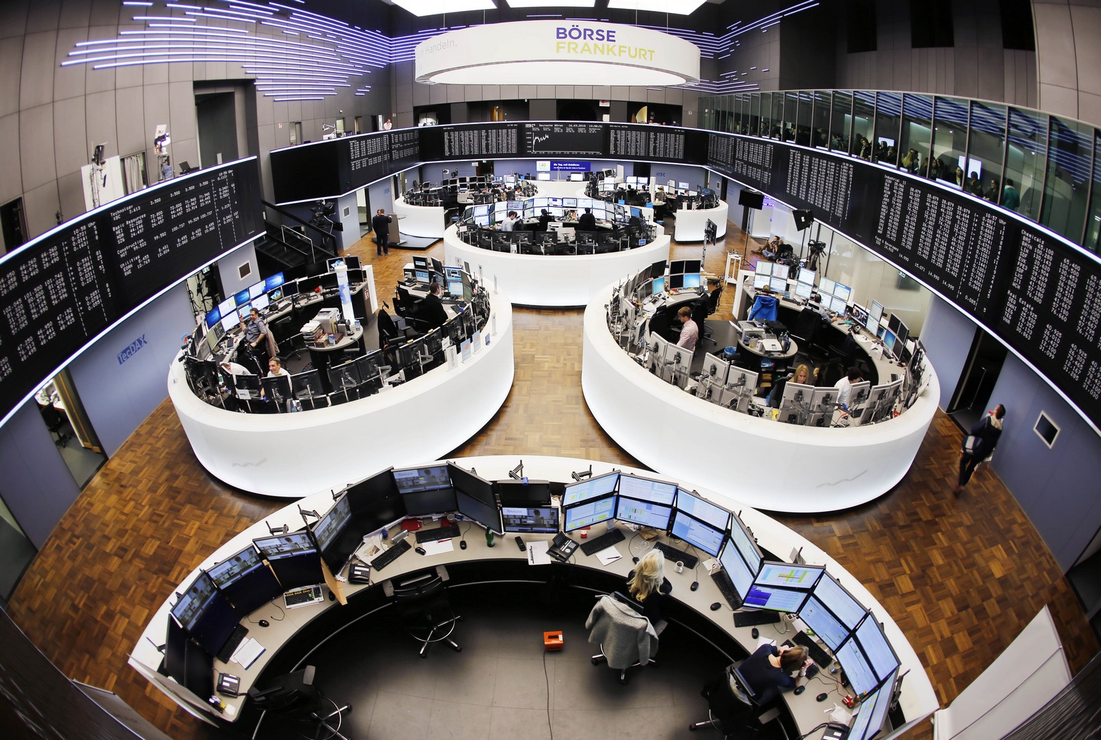 Vista del piso de remates de la Bolsa de Frankfurt (AP)