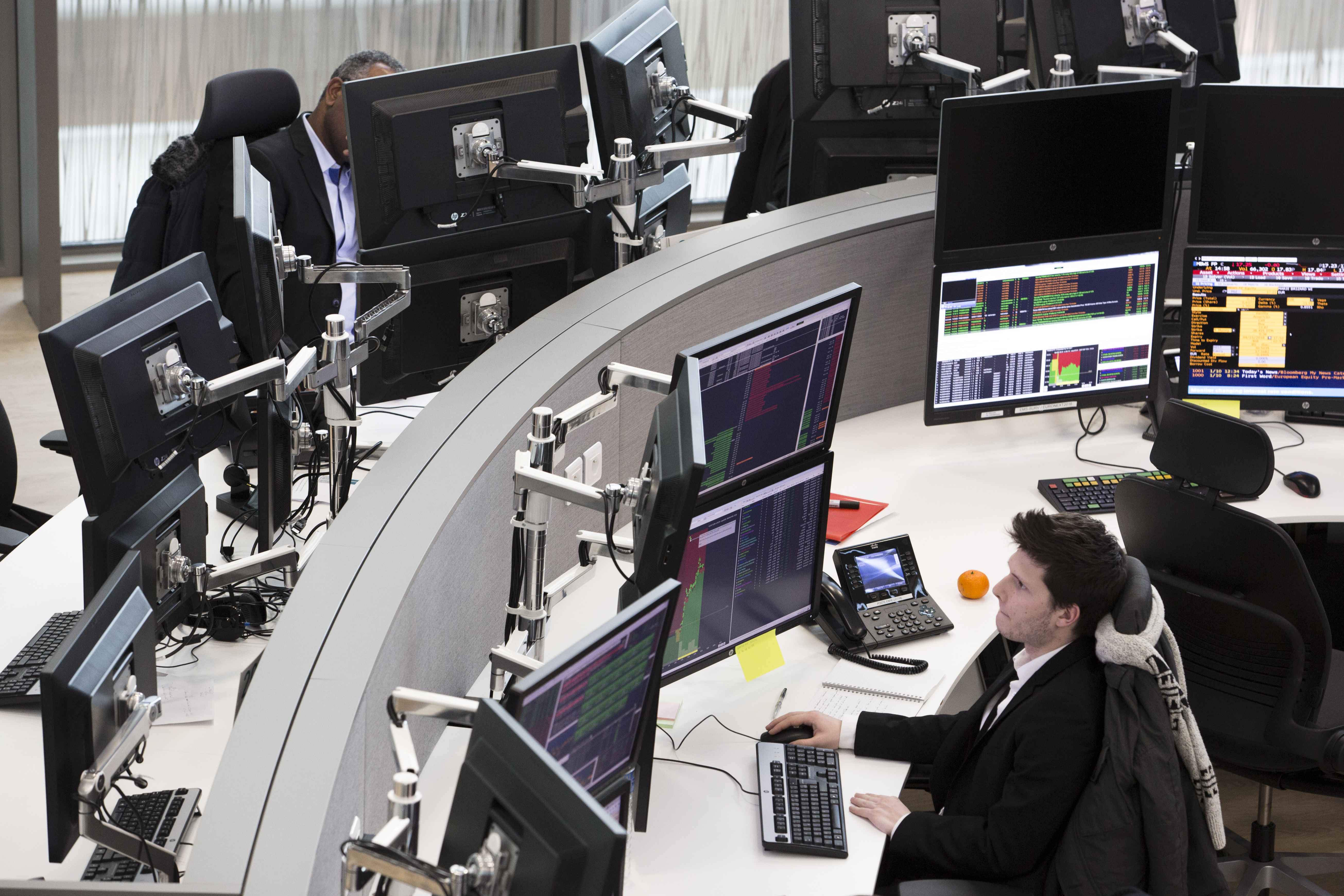 Operadores en la sede de Euronext en el distrito financiero de París (AP)