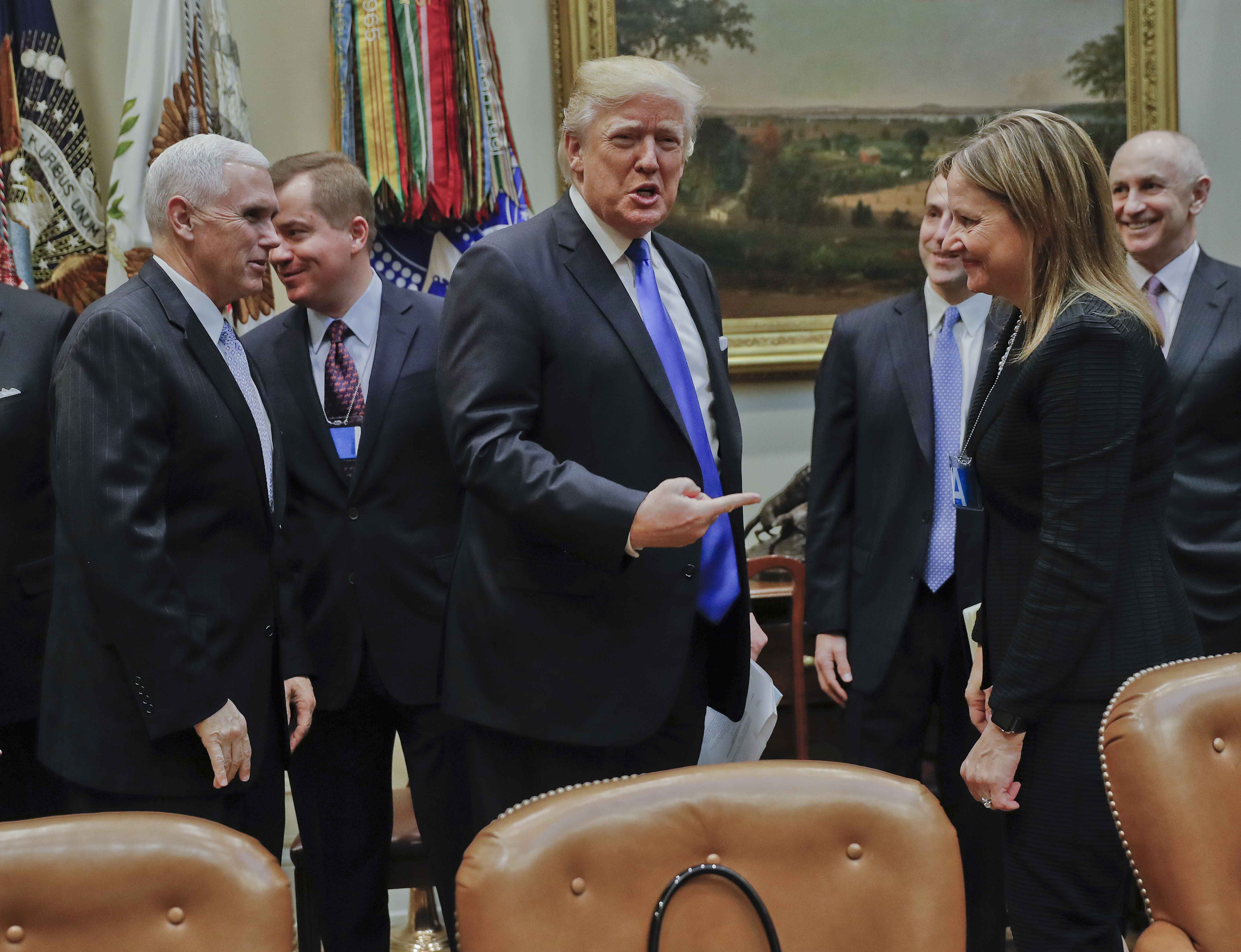 El presidente de EU, Donald Trump y la directora general de GM, Mary Barra, durante una reunión con los líderes automotrices de EU en la Casa Blanca (AP)