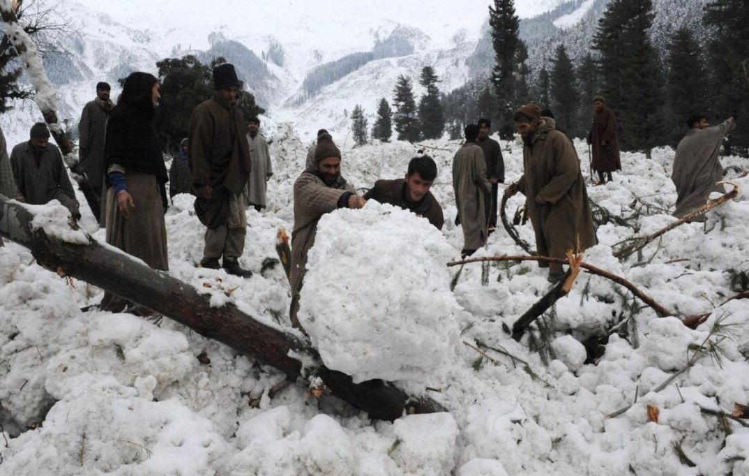 Avalanchas de nieve en región india de Cachemira dejan 15 muertos