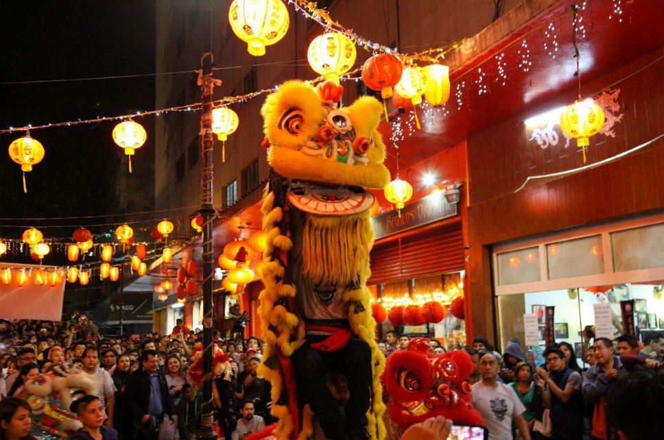 Reciben año nuevo del Gallo con danzas y fuegos pirotécnicos en el Barrio Chino de la CDMX