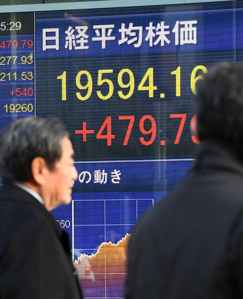 Un tablero eléctrico en Tokio muestra los resultados de la sesión para el índice Nikkei. (Getty Images)
