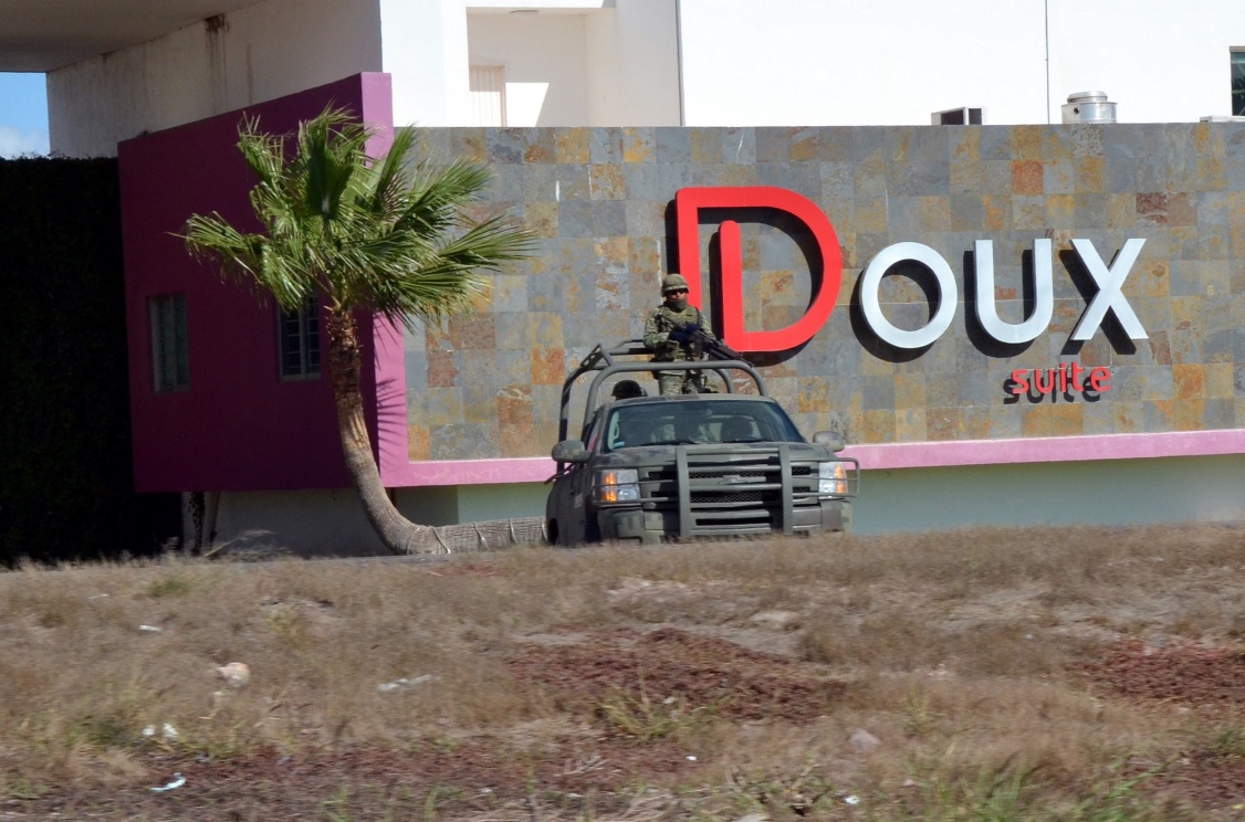 Un vehículo del ejército mexicano hace guardia en el motel donde “El Chapo” Guzmán fue capturado. 