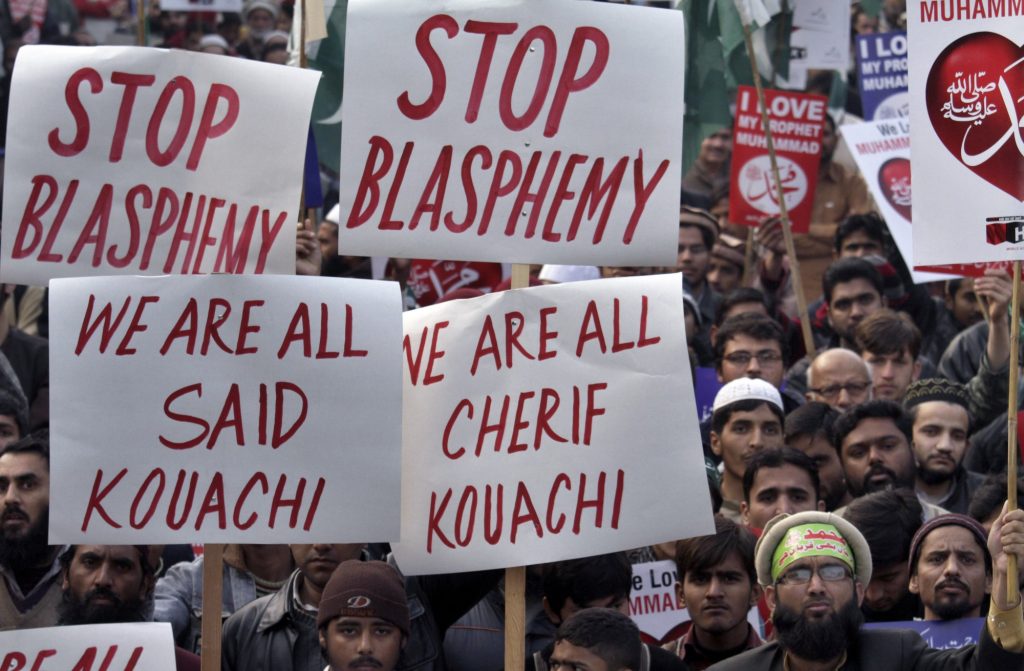 Miembros del partido Jamaat-e-Islami de Pakistán protestan contra Charlie Hebdo con pancartas con los nombres de los atacantes que mataron a 12 personas en las oficinas de la redacción.