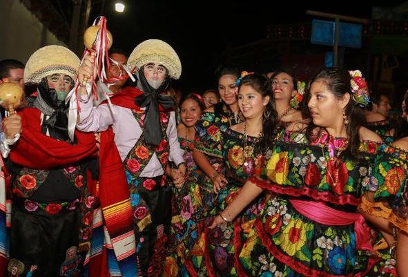 Parachicos y chiapanecas mantienen tradición en Chiapa de Corzo, Chiapas