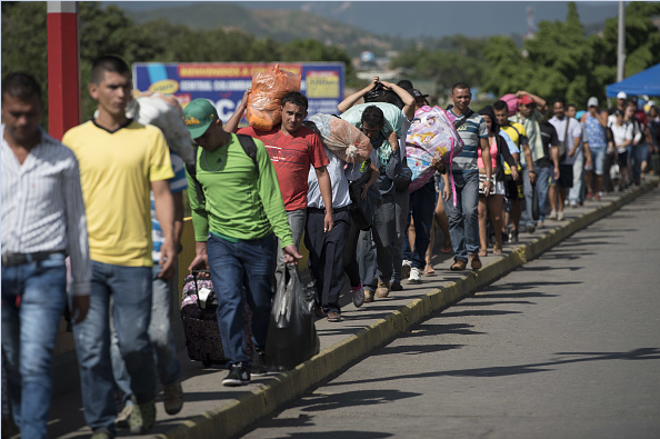 Cientos de venezolanos cruzan la frontera colombiana en busca de alimentos.