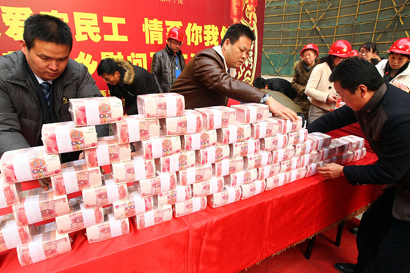 Empleados de una construcción en Xi'an reciben su pago (Getty Images)