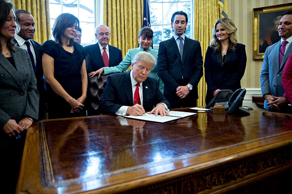 El presidente de Estados Unidos, Donald Trump firmó una orden ejecutiva para reducir la burocracia en la creación de pequeñas empresas (Getty Images)