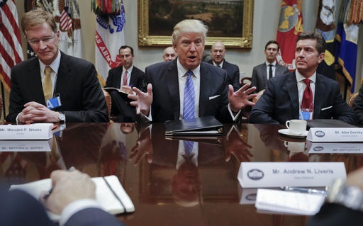 Donald Trump se reúne con empresarios (AP)
