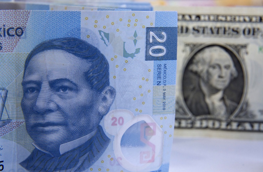 Venden dólar en 20.23 pesos y en 19.56 a la compra en casas de cambio del Aeropuerto Internacional Benito Juárez (Getty Images/archivo)