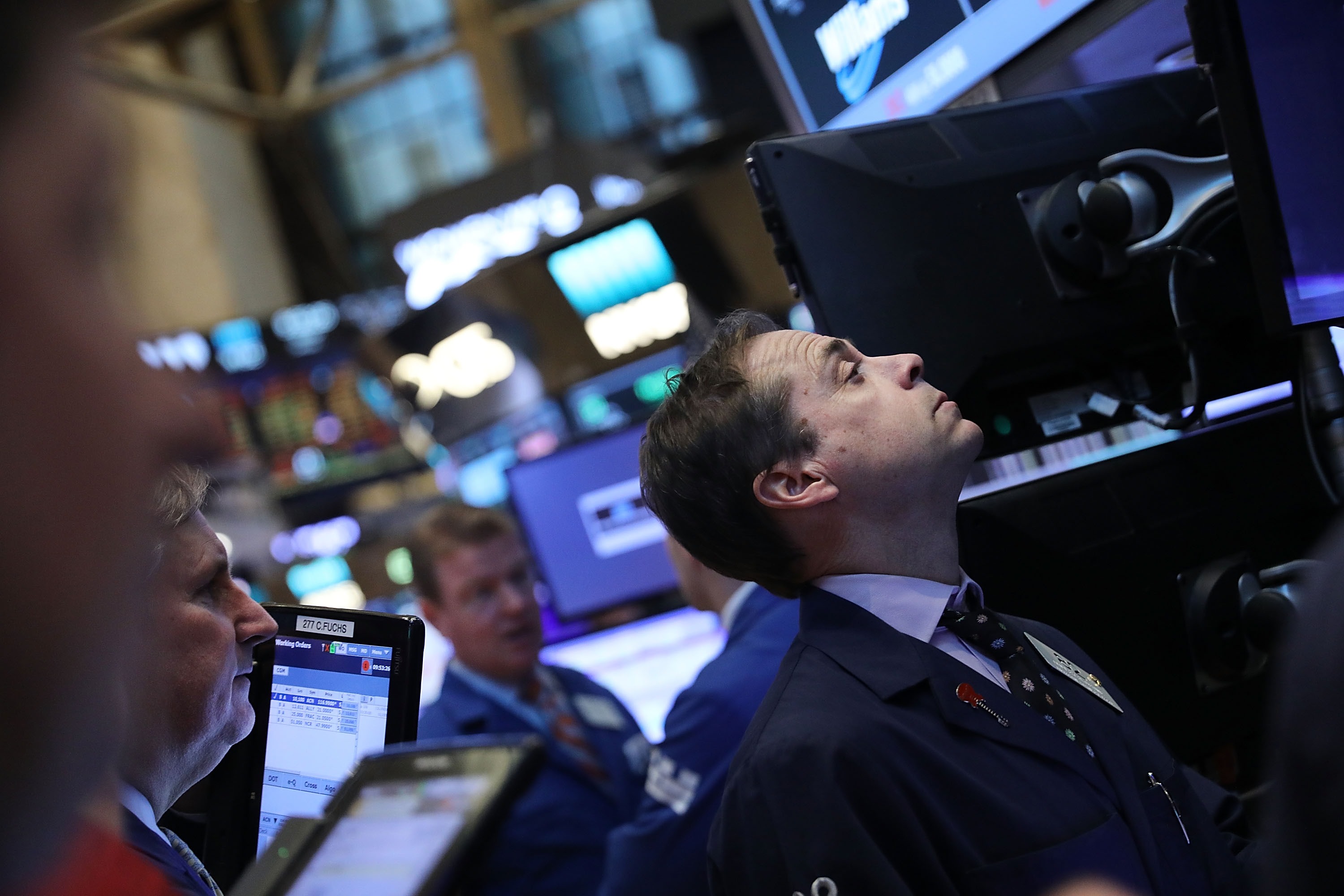 Operadores de la Bolsa de Nueva York durante el inicio de la jornada bursátil (Getty Images)