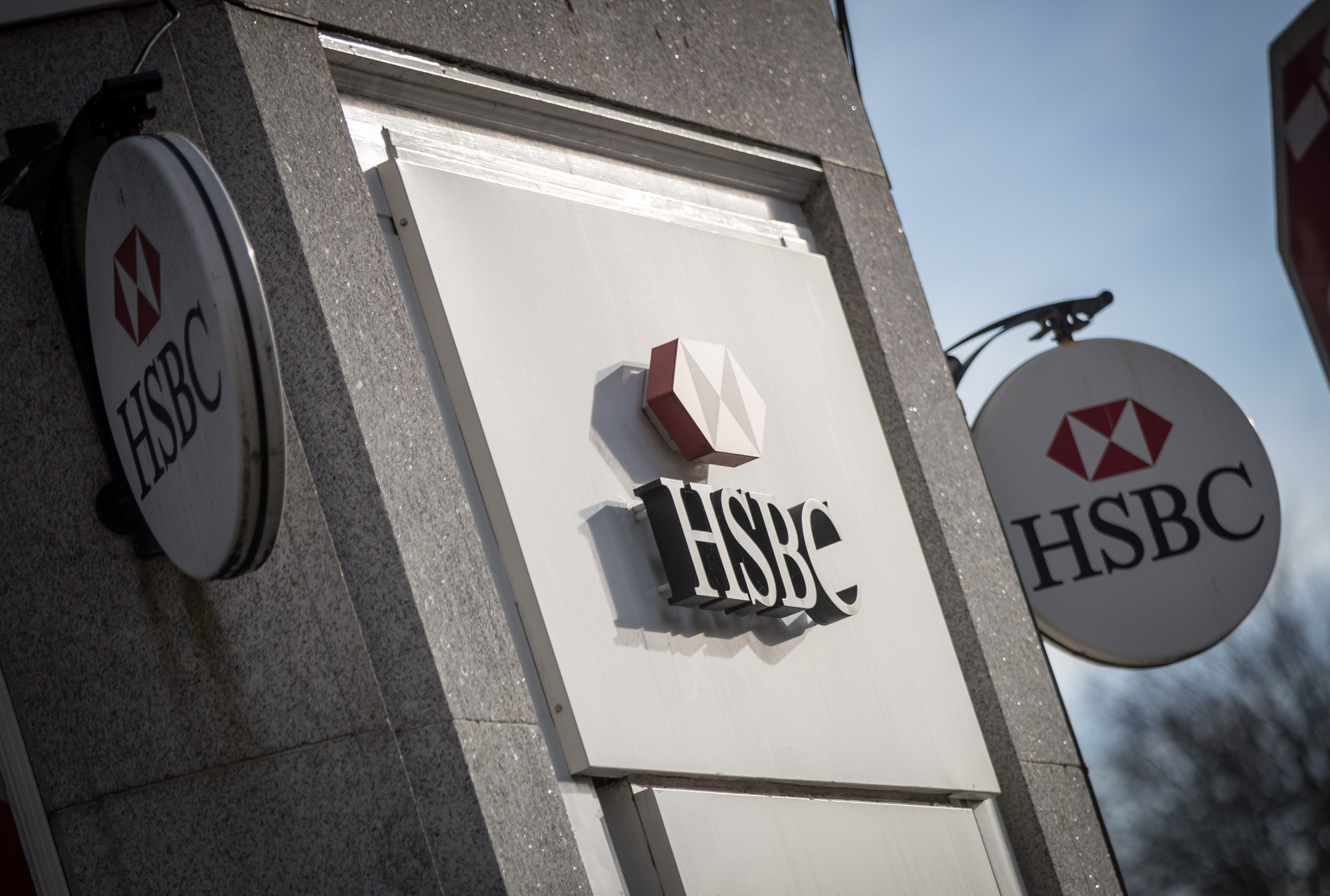 Vista del logotipo de HSBC afuera de una sucursal del banco en Bristol, Inglaterra (Getty Images)
