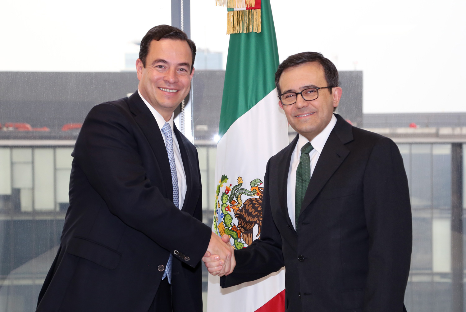 El nuevo titular de ProMéxico, Paulo Carreño, y el secretario de Economía, Ildefonso Guajardo. (Secretaría de Economía)