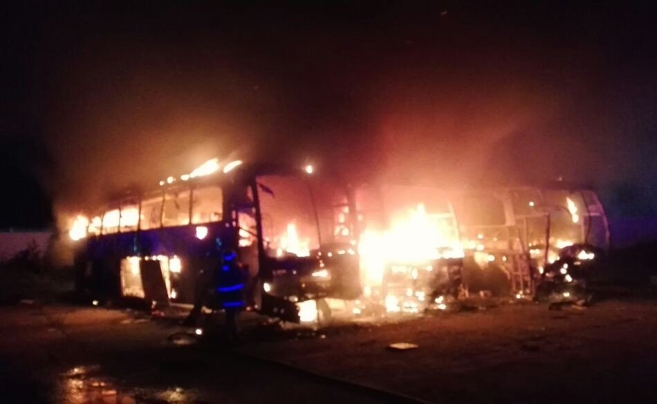 Incendio afecta camiones de pasajeros en Central Camionera de Coatzacoalcos, Veracruz