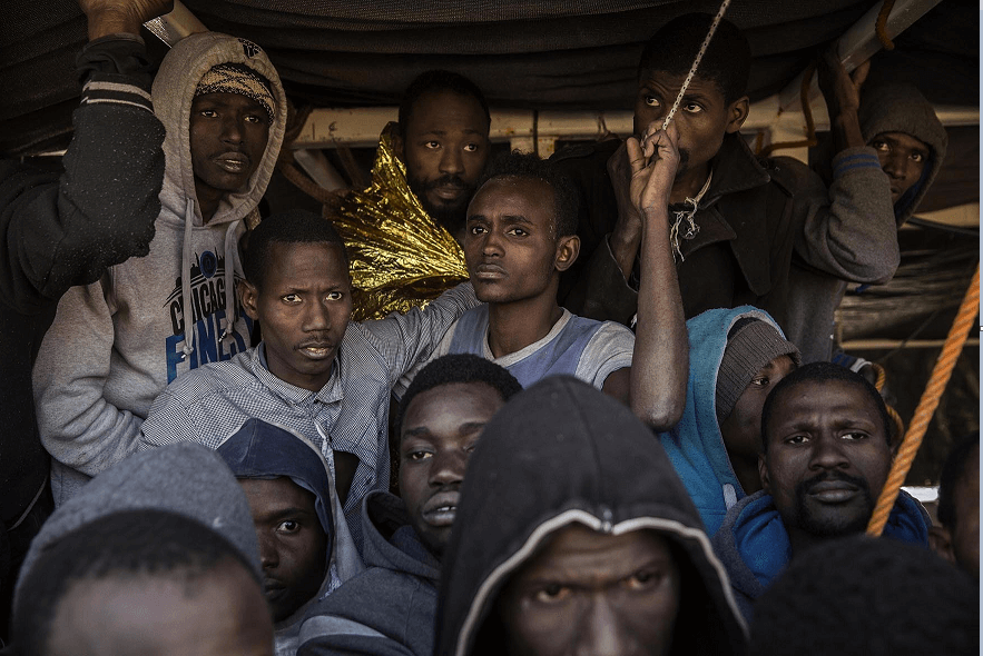 Migrantes africanos durante su llegada a costas europeas. (AP, archivo)