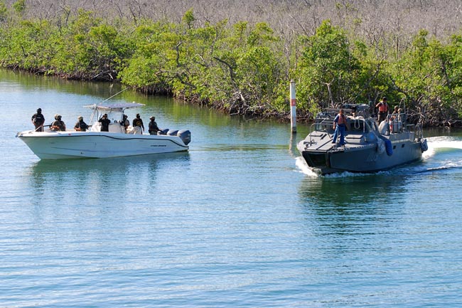 Barco naval transporta cubanos indocumentados para ser enviados a la isla; migrantes de Centroamérica y caribeños dicen no temer a las leyes migratorias de Donald Trump